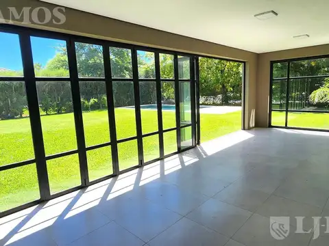 Casa en Alquiler con 5 cocheras