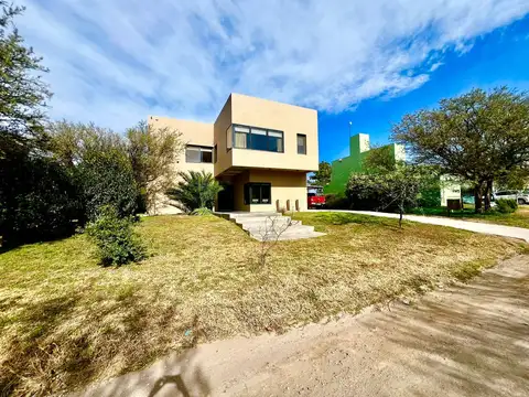 Casa 9 ambientes con 3 baños