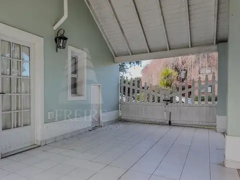 Casa 4 ambientes con 2 baños