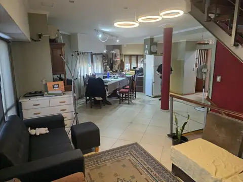 Casa 6 ambientes con 2 baños