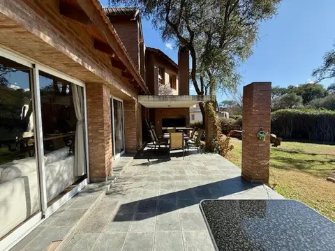 Casa en Alquiler con 4 cocheras