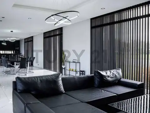 Casa en Venta con 4 cocheras
