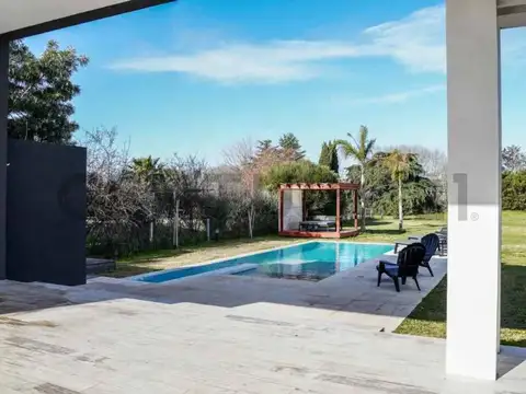 Casa en Venta con 4 cocheras