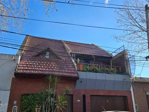 Casa 4 ambientes con 2 años y jardin a 1 cda de la Estacion Malaver