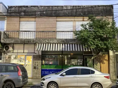 2 Locales sobre Tapia de Cruz con casa y depto.