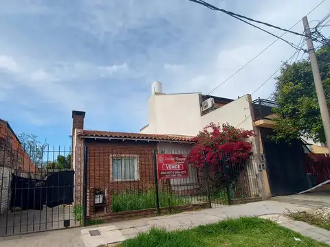 EXCELENTE OPORTUNIDAD - LOTE PROPIO - CASA 3 AMBIENTES - 8.66 X 30