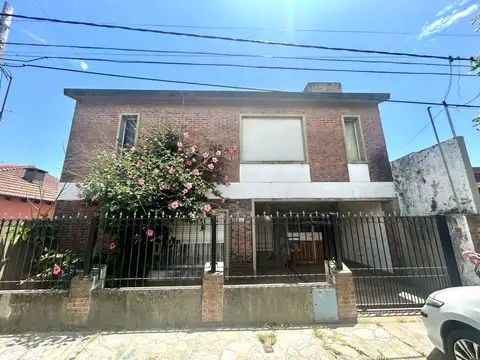 VENTA CASA 4 AMBIENTES MERCEDES PILETA COCHERAS