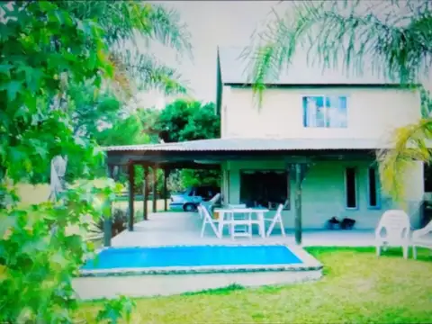 Complejo turístico de cuatro casas con costa al Lago Salto Grande