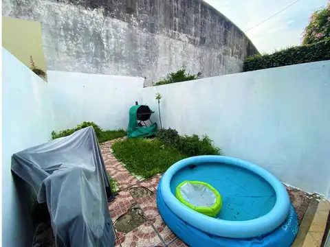 TRIPLEX 3 AMBIENTES CON COCHERA Y JARDIN