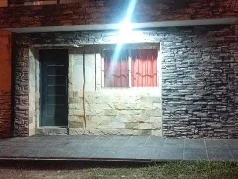 Casa 3 dormitorios y 3 baños, 2 plantas, Concordia