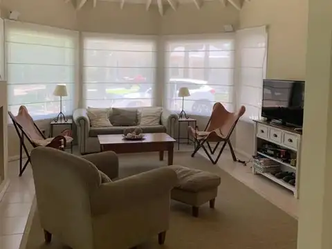 Casa 5 ambientes con 4 baños