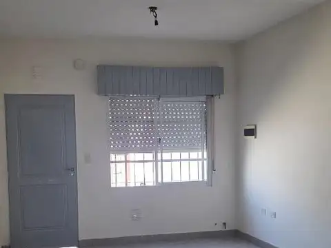 Depto Tipo Casa en Alquiler en Moreno, $ 650.000
