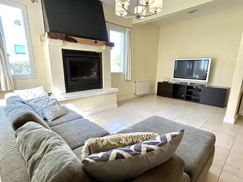 Casa en Venta con 4 cocheras