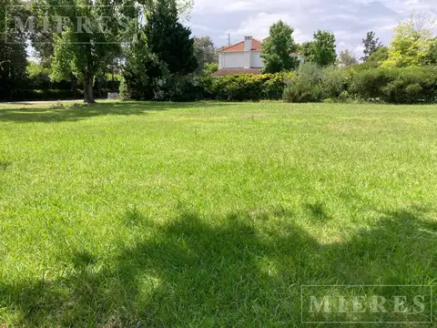 Lote de 1296m² en venta en Mayling Club de Campo
