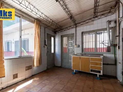 ¿Te imaginas reciclar a tu gusto esta casa de 5 ambientes con piscina y terraza?