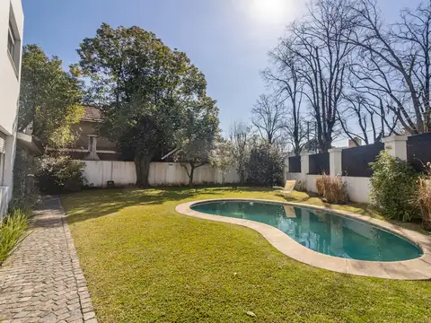 Casa 10 ambientes con 5 baños