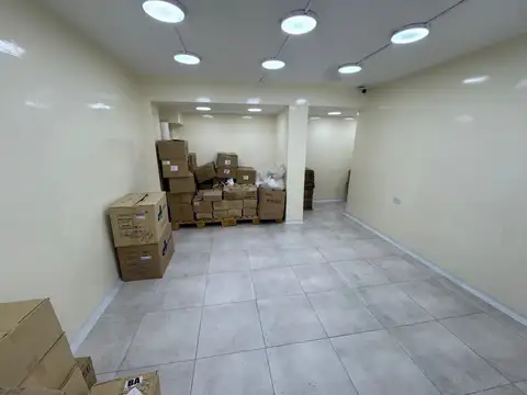 GALPÓN EN EXCELENTE ESTADO DE 400MTS2 CON VIVIENDA U OFICINAS, DEPÓSITOS Y MONTACARGA.REF.931