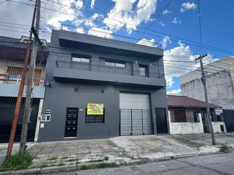 GALPÓN EN EXCELENTE ESTADO DE 400MTS2 CON VIVIENDA U OFICINAS, DEPÓSITOS Y MONTACARGA.REF.931