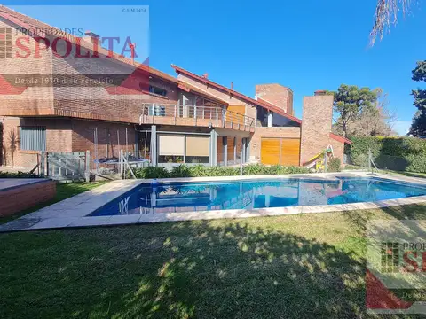 Chalet multifamiliar en 3 lotes de terreno en venta en Campo Chico Pilar