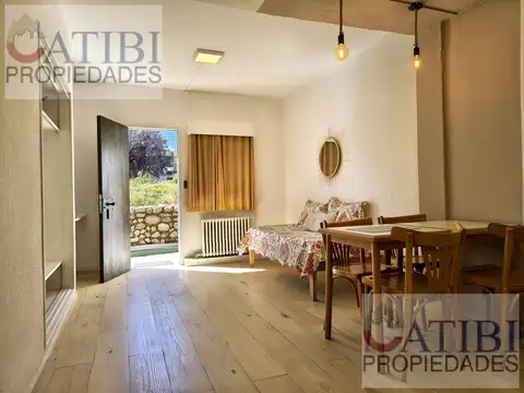 Oficina con 1 consultorio/privado y sala de espera.