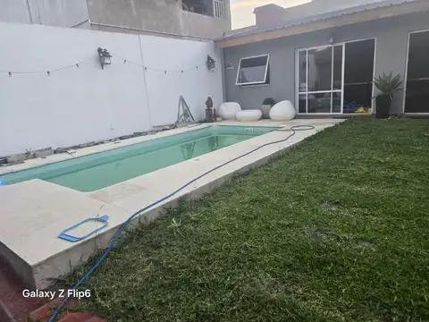 OPORTUNIDAD BAJO EL PRECIO Casa de 3 ambientes excelente quincho,pileta reciclada totalmente a nueva