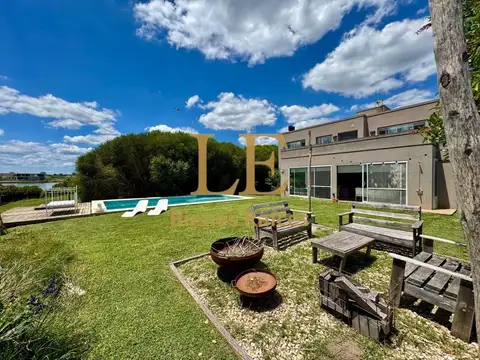 Casa 6 ambientes con 5 baños