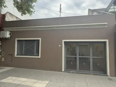 Venta Casa 4 ambientes con garage y patio en lote 8,64x19,63 - Mataderos