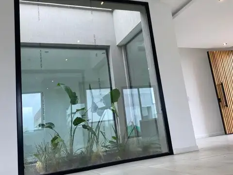 Casa en Alquiler con 4 cocheras
