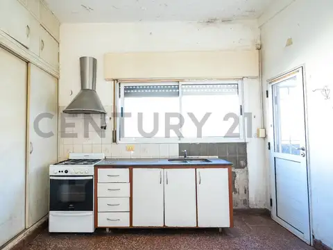 Casa 6 ambientes con 2 baños