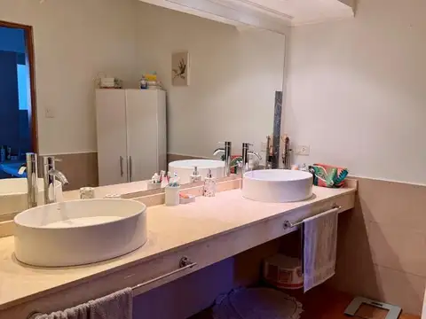 Casa en Venta con 4 cocheras