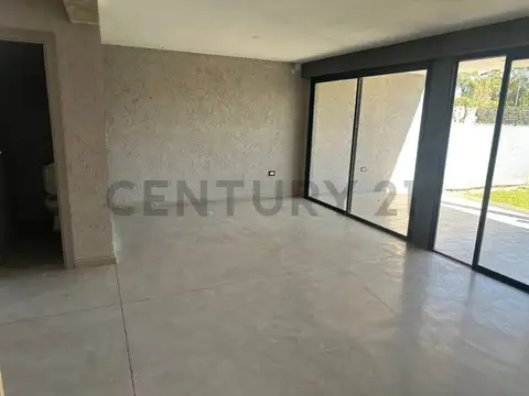 Casa en Alquiler con 2 cocheras