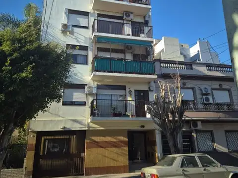 3 AMBIENTES, AL FRENTE CON COCHERA (EN VILLA DEL PARQUE)