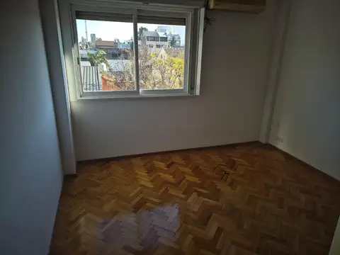 3 AMBIENTES, AL FRENTE CON COCHERA (EN VILLA DEL PARQUE)