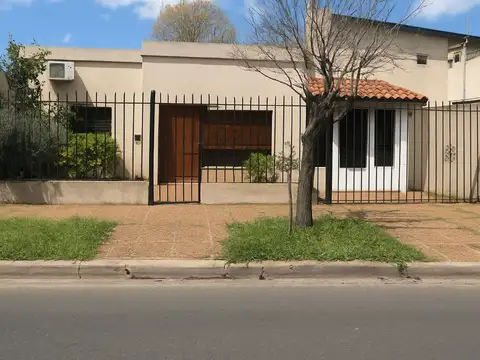 Venta casa 4 ambientes con cochera en Caseros.