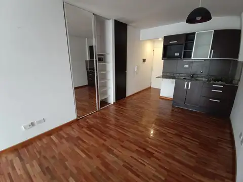 Monoambiente con balcón terraza