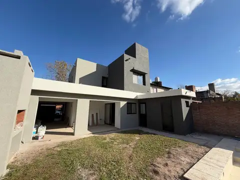 Casa 6 ambientes con 2 baños