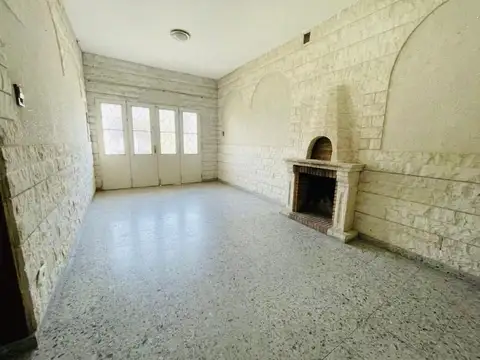 Venta-Casa 2 dormitorios cochera y patio en barrio Belgrano