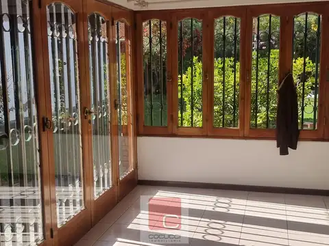 Casa en Alquiler con 2 cocheras