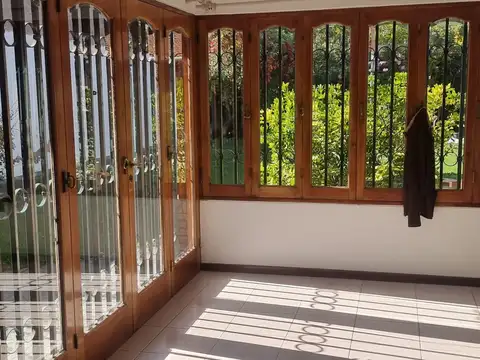 Casa en Alquiler con 2 cocheras