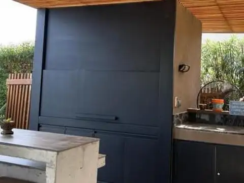 Casa en Alquiler con 6 cocheras