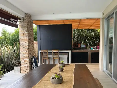 Casa 5 ambientes con 3 baños