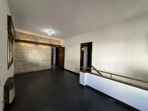 Casa 6 ambientes con 2 baños