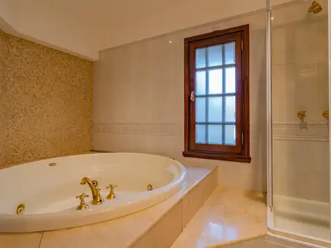 Importante residencia en el exclusivo barrio Los Troncos. TOUR VIRTUAL