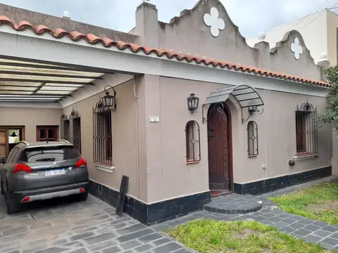 CASA EN UNA MUY BUENA UBICACIÓN RESIDENCIAL Y A 200 MTS. DE LA AVDA. ESPORA