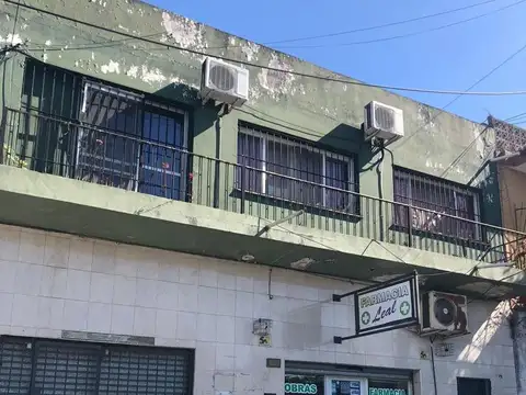 Propiedad en Block. 3 viviendas, local y deposito.