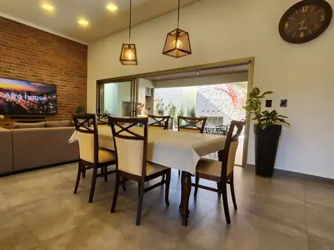 Casa 5 ambientes con 2 baños