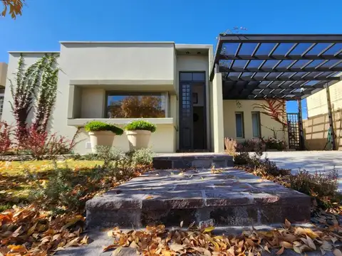 Venta Hermosa Casa  en Lomas de Russell