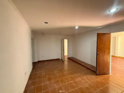 CF1353 - CASA EN VENTA A MINUTOS DEL CENTRO - 4 DORMITORIOS - AV. SAN MARTÍN Y LÓPEZ Y PLANES