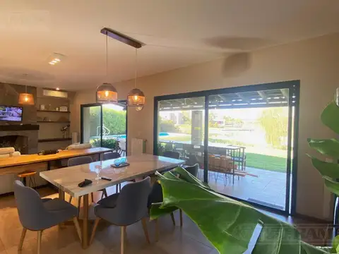 Casa en Alquiler con 1 cochera