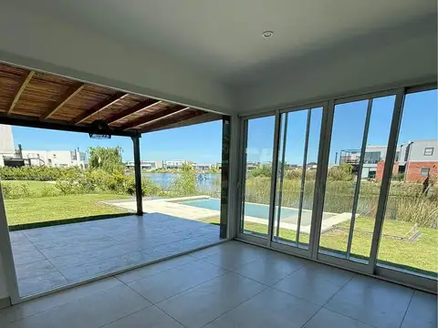Casa en venta al lago cuatro dormitorios